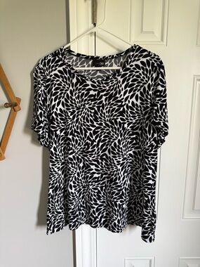East 5th Black & White Floral-Pattern Short Sleeve Top